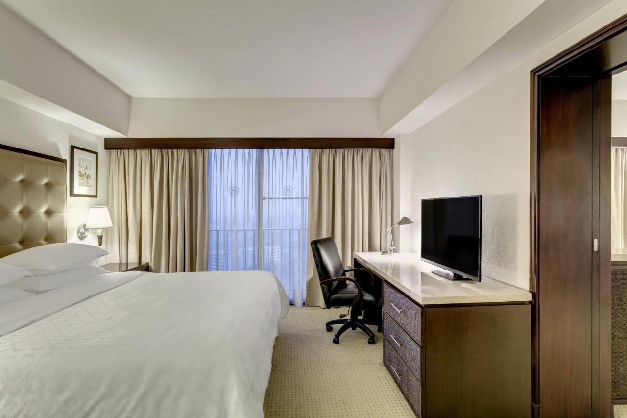 Sheraton Lima Historic Center Exterior photo A guest room at the Hilton Garden Inn